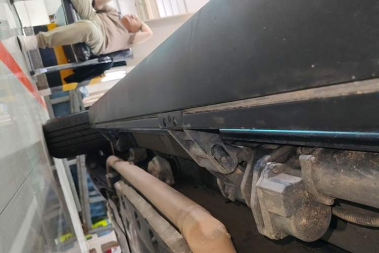 Used Formula Leopard 5 2023 Navigator Edition Right Side Sill