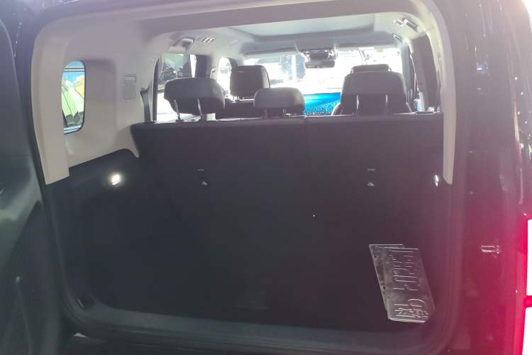 Used Formula Leopard 5 2023 Navigator Edition Trunk