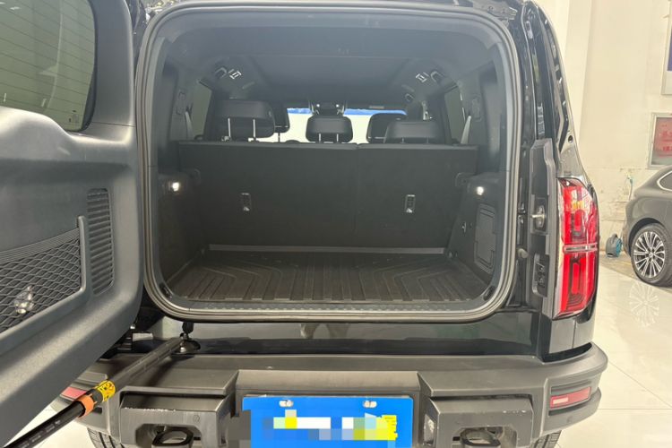 Used Formula Leopard 5 2023 Navigator Edition Trunk