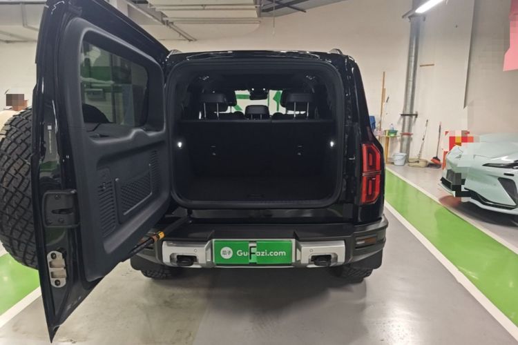 Used Formula Leopard 5 2023 Navigator Edition Trunk
