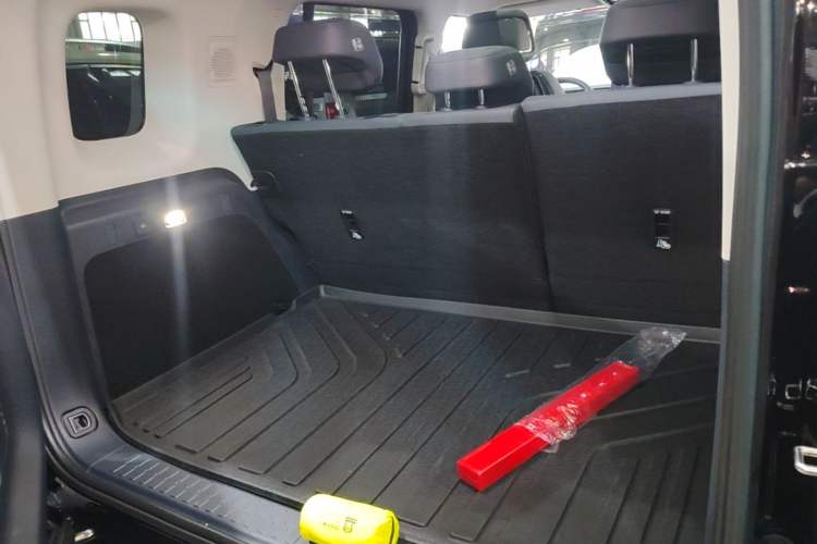 Used Formula Leopard 5 2023 Navigator Edition Trunk