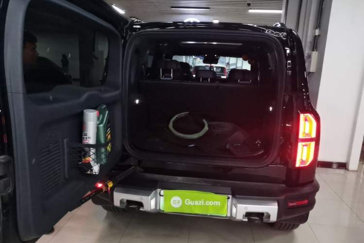 Used Formula Leopard 5 2023 Navigator Edition Trunk