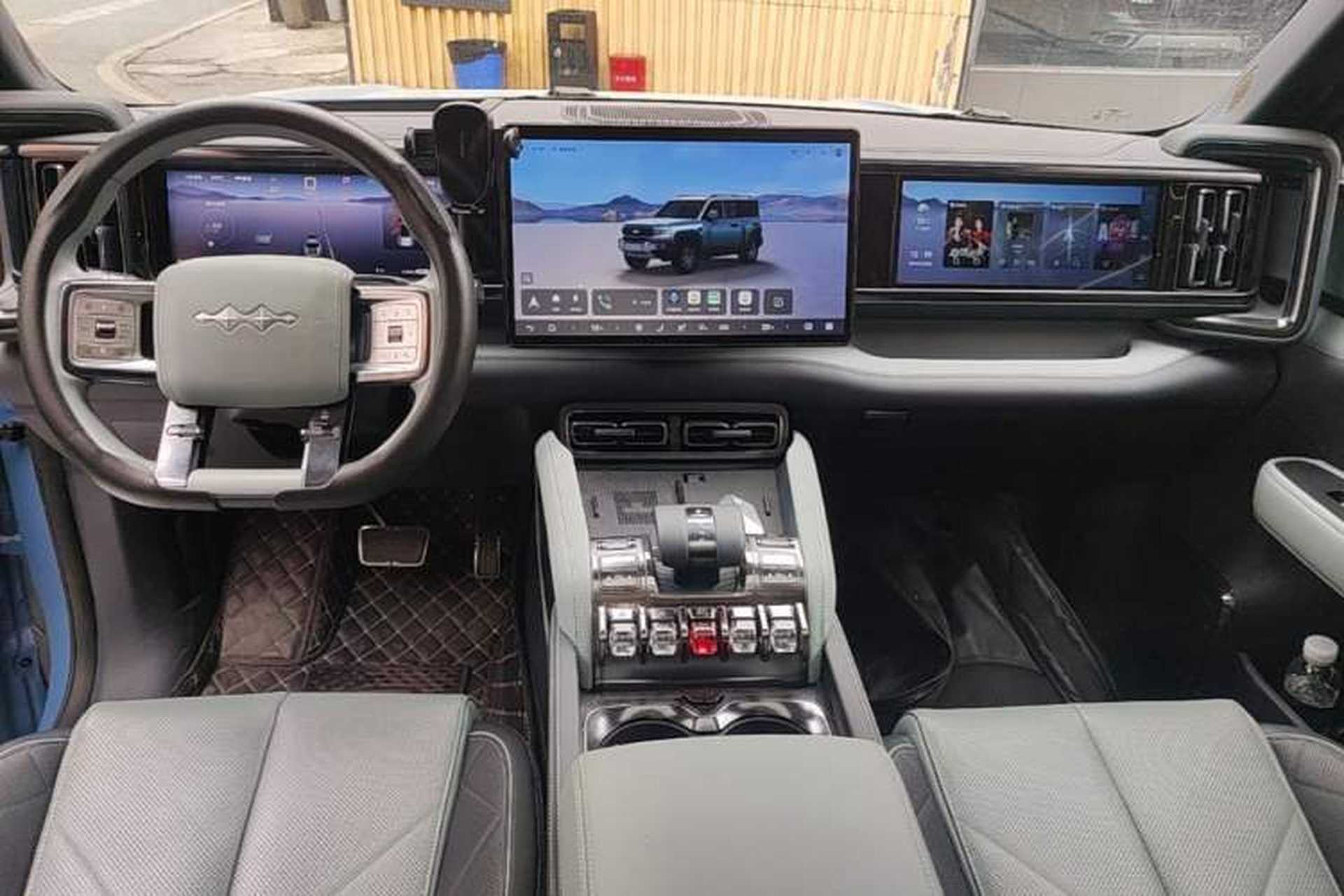 Used Formula Leopard 5 2023 Navigator Edition Center Console
