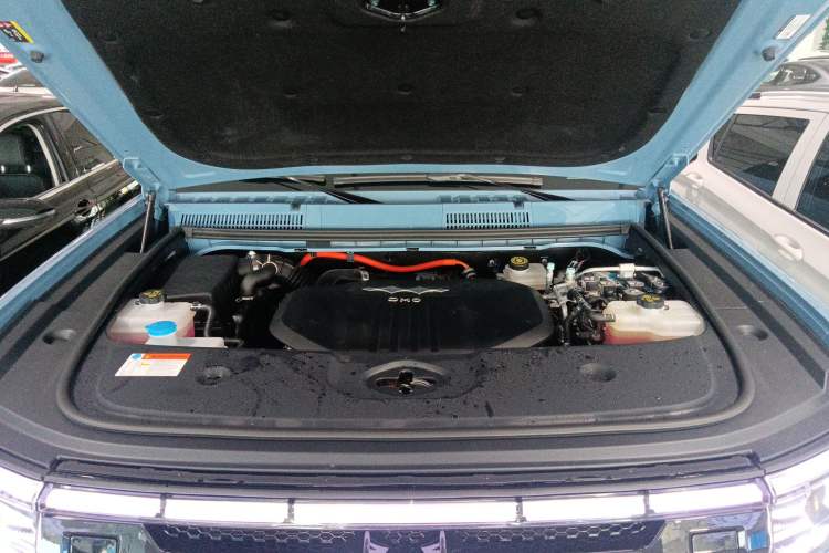 Used Formula Leopard 5 2023 Navigator Edition Engine Bay
