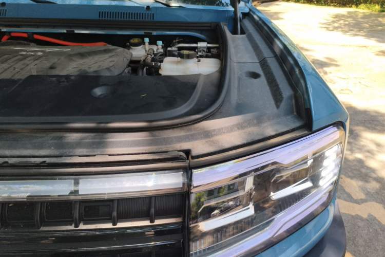 Used Formula Leopard 5 2023 Navigator Edition Engine Bay Left