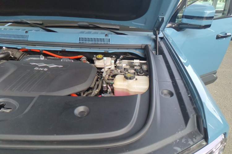 Used Formula Leopard 5 2023 Navigator Edition Engine Bay Left
