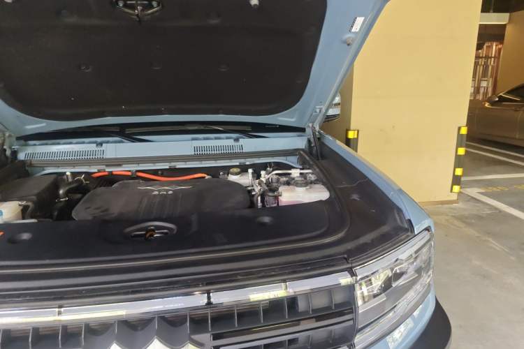 Used Formula Leopard 5 2023 Navigator Edition Engine Bay Left