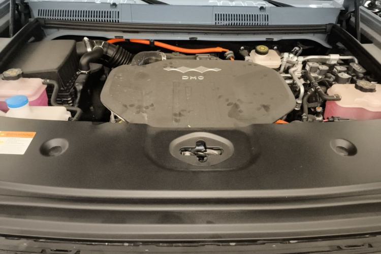 Used Formula Leopard 5 2023 Navigator Edition Engine Bay
