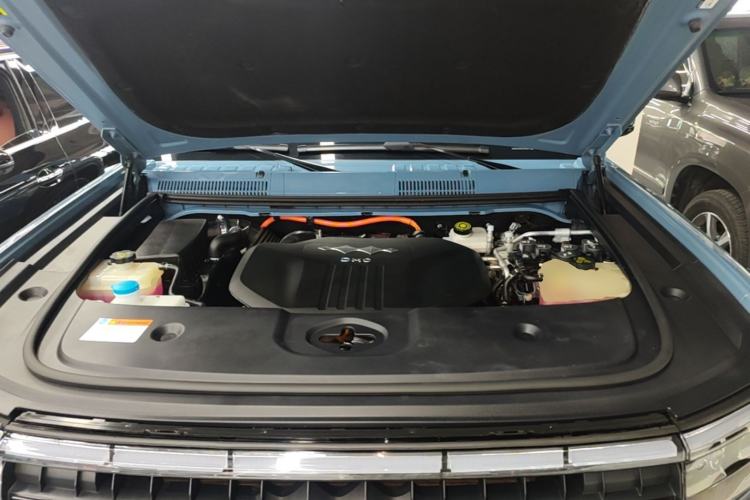 Used Formula Leopard 5 2023 Navigator Edition Engine Bay