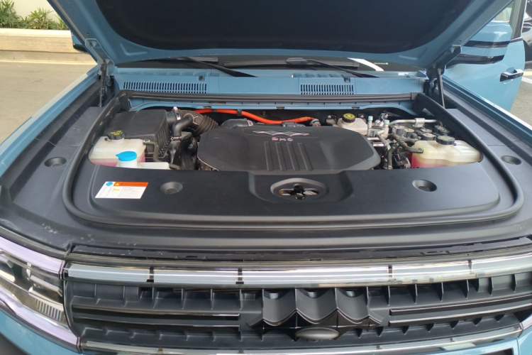 Used Formula Leopard 5 2023 Navigator Edition Engine Bay