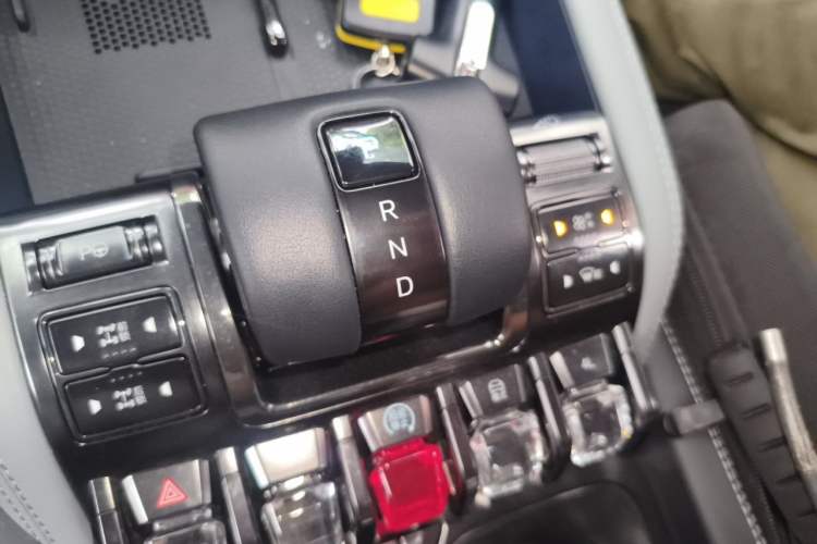 Used Formula Leopard 5 2023 Navigator Edition Gear Lever