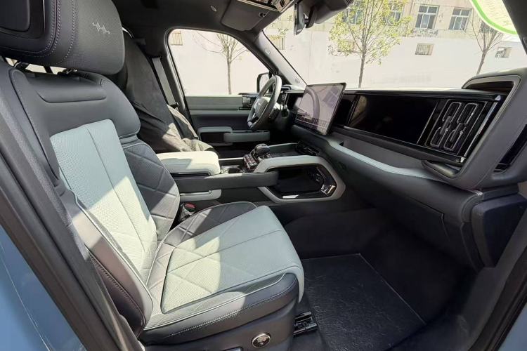Used Formula Leopard 5 2023 Navigator Edition Interior 1