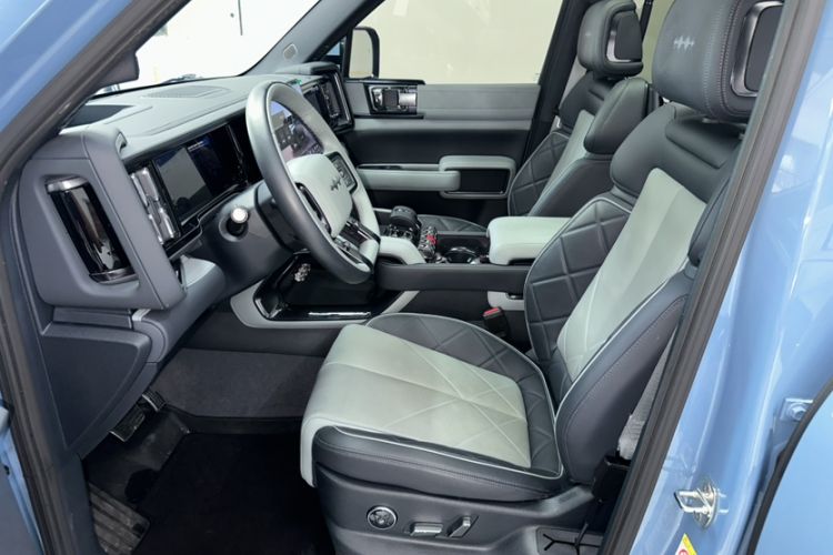 Used Formula Leopard 5 2023 Navigator Edition Interior 1