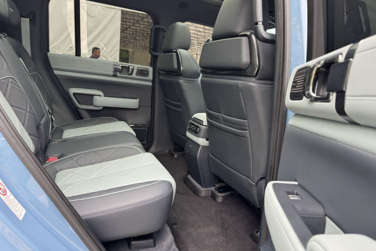 Used Formula Leopard 5 2023 Explore Edition Interior 10