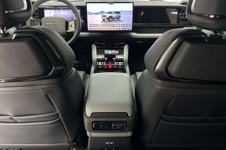 Used Formula Leopard 5 2023 Navigator Edition Interior 10