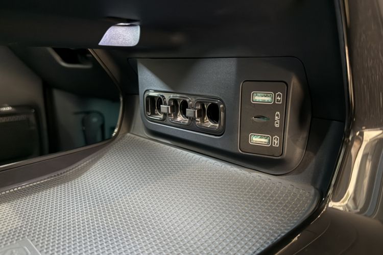 Used Formula Leopard 5 2023 Navigator Edition Interior 11