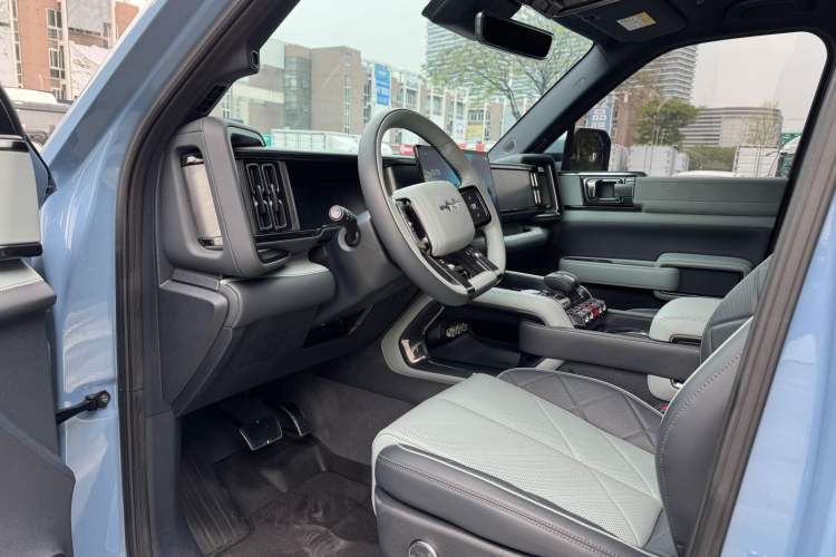 Used Formula Leopard 5 2023 Explore Edition Interior 2