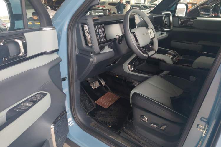 Used Formula Leopard 5 2023 Navigator Edition Interior 3