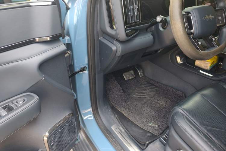 Used Formula Leopard 5 2023 Navigator Edition Interior 3