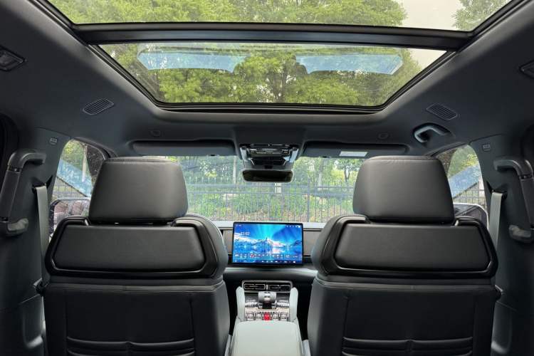 Used Formula Leopard 5 2023 Explore Edition Interior 3