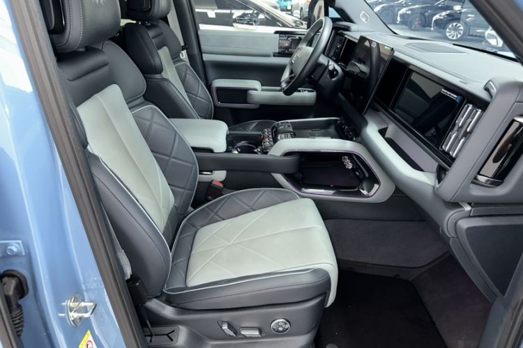 Used Formula Leopard 5 2023 Navigator Edition Interior 3