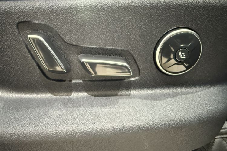 Used Formula Leopard 5 2023 Navigator Edition Interior 3