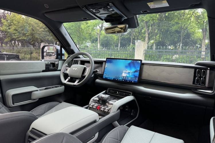 Used Formula Leopard 5 2023 Explore Edition Interior 4