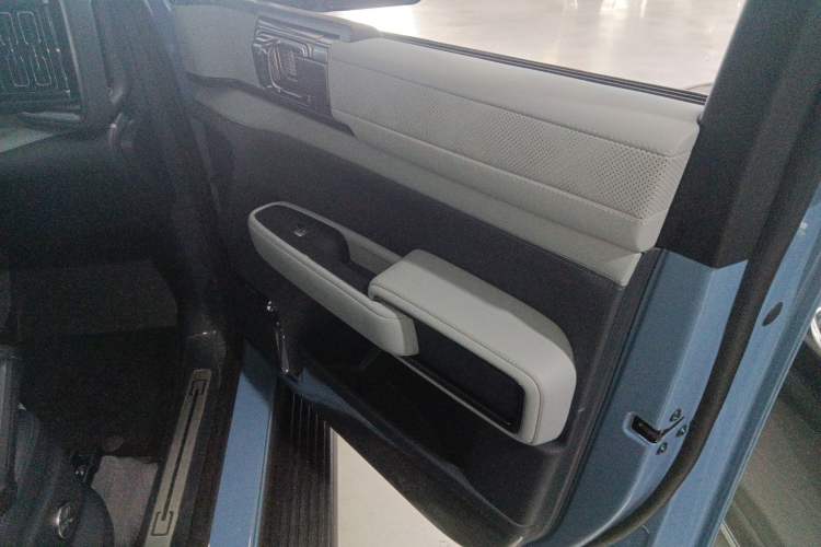 Used Formula Leopard 5 2023 Navigator Edition Interior 5