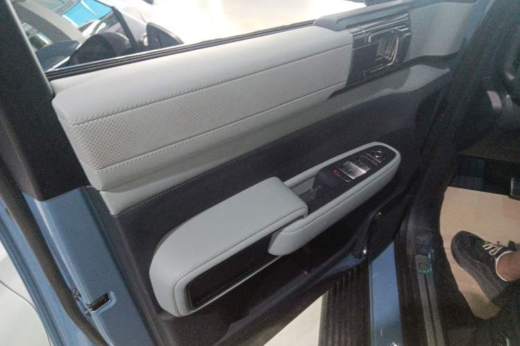 Used Formula Leopard 5 2023 Navigator Edition Interior 7