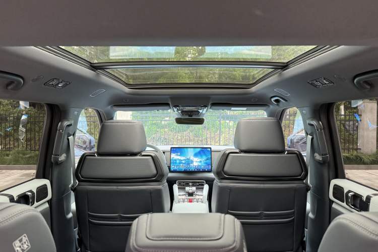 Used Formula Leopard 5 2023 Explore Edition Interior 7