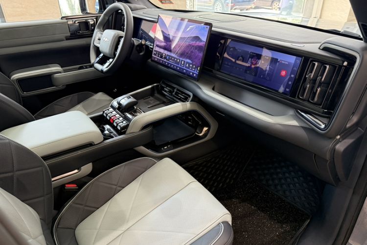 Used Formula Leopard 5 2023 Navigator Edition Interior 8
