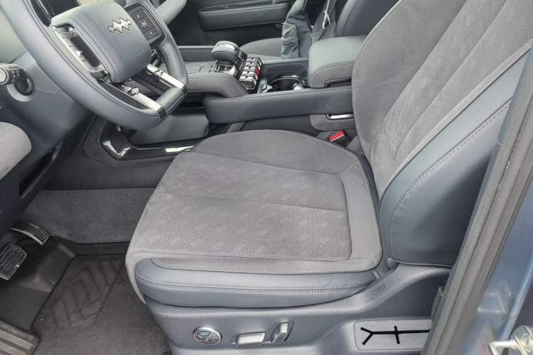 Used Formula Leopard 5 2023 Cloud Ride Flagship Edition Left Front Seat