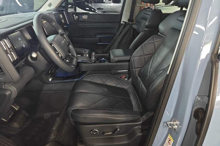 Used Formula Leopard 5 2023 Navigator Edition Left Front Seat