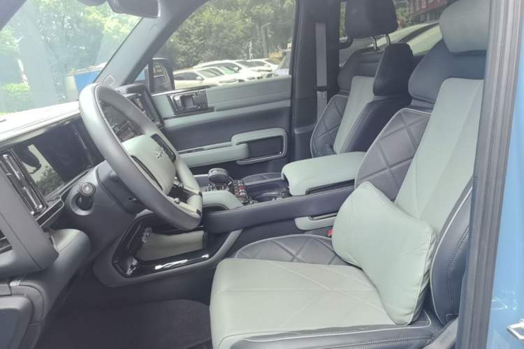 Used Formula Leopard 5 2023 Navigator Edition Left Front Seat