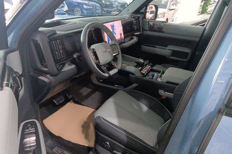 Used Formula Leopard 5 2023 Navigator Edition Left Front Seat