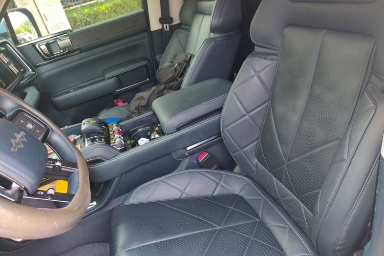 Used Formula Leopard 5 2023 Navigator Edition Left Front Seat