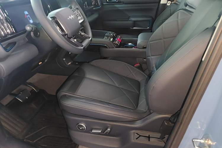 Used Formula Leopard 5 2023 Navigator Edition Left Front Seat