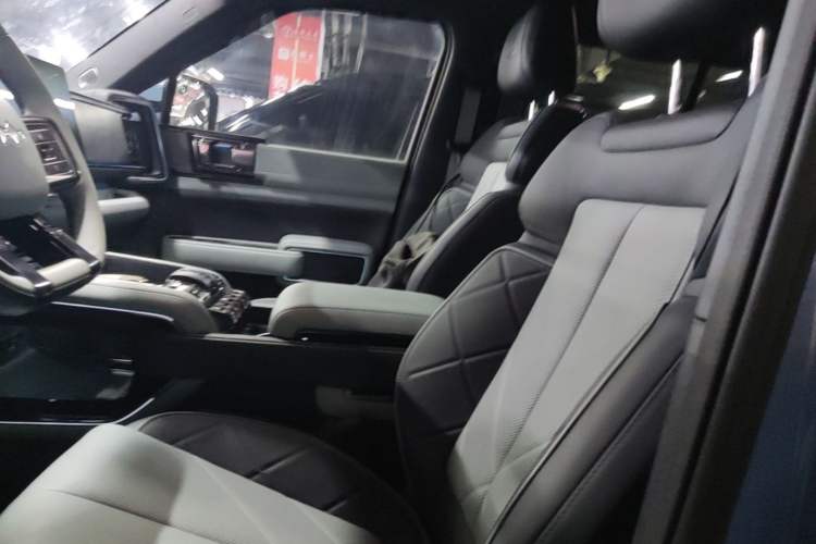 Used Formula Leopard 5 2023 Explore Edition Left Front Seat