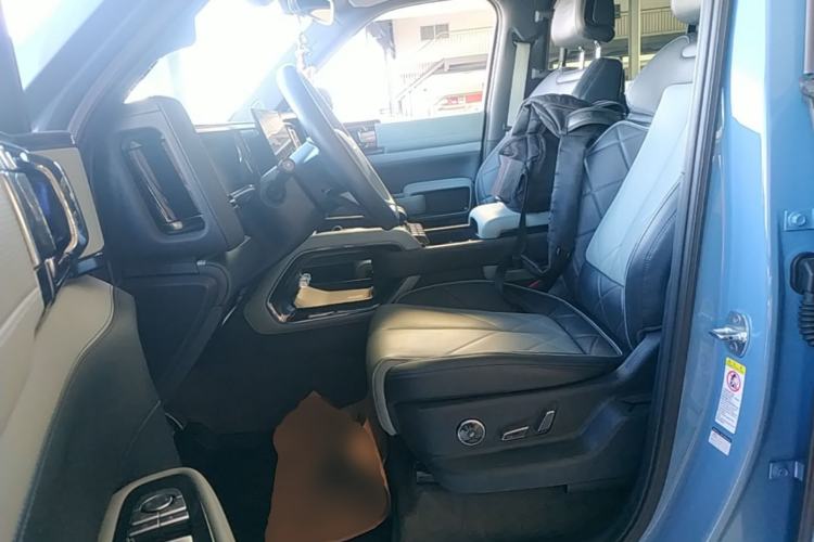 Used Formula Leopard 5 2023 Navigator Edition Left Front Seat