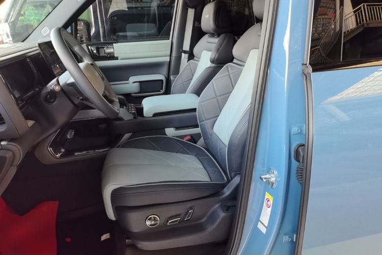 Used Formula Leopard 5 2023 Navigator Edition Left Front Seat