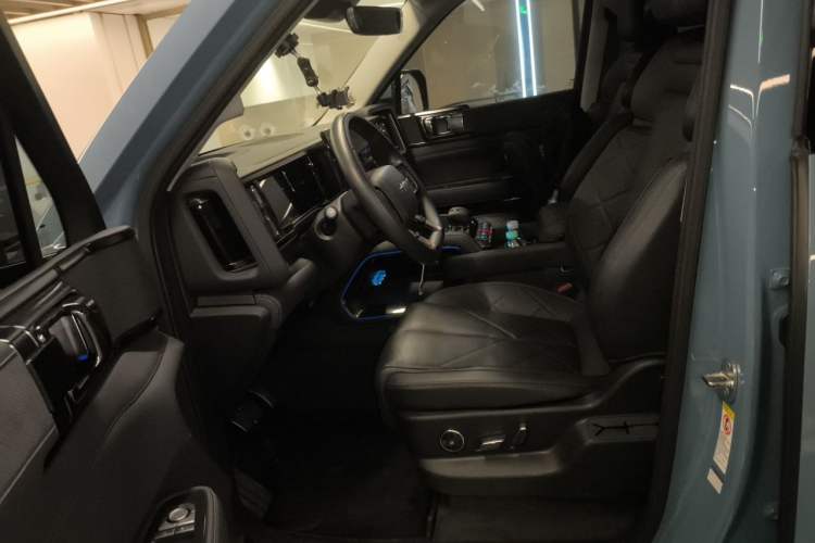 Used Formula Leopard 5 2023 Navigator Edition Left Front Seat