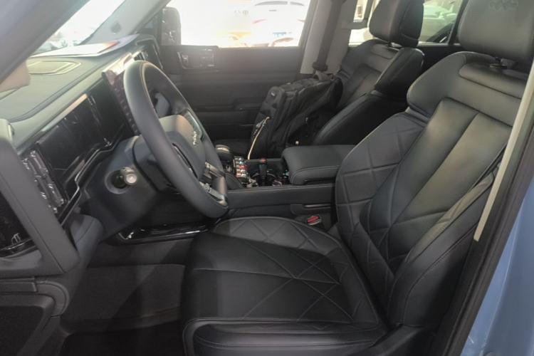 Used Formula Leopard 5 2023 Navigator Edition Left Front Seat