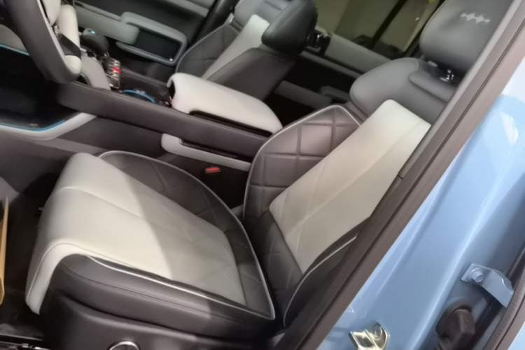 Used Formula Leopard 5 2023 Navigator Edition Left Front Seat