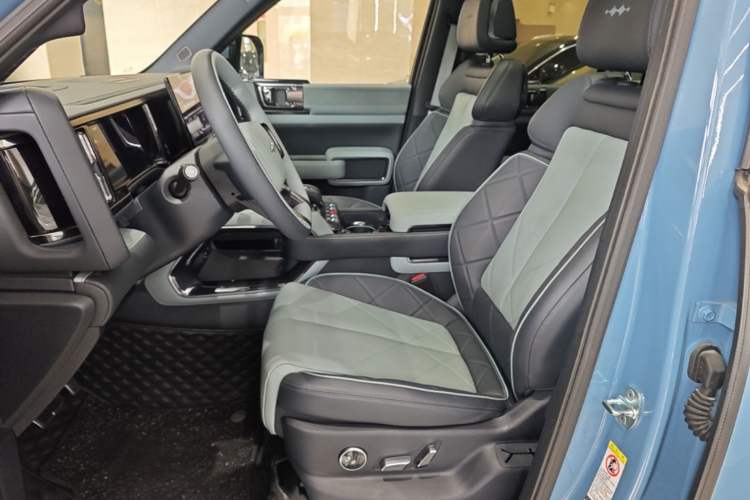 Used Formula Leopard 5 2023 Navigator Edition Left Front Seat