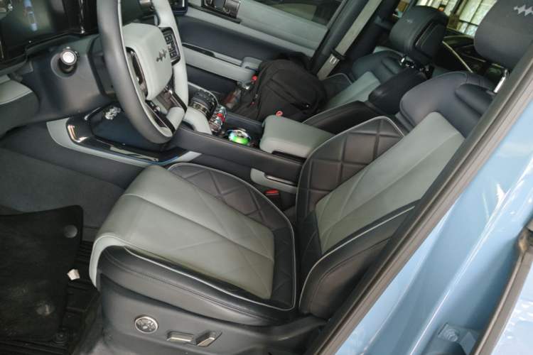 Used Formula Leopard 5 2023 Navigator Edition Left Front Seat
