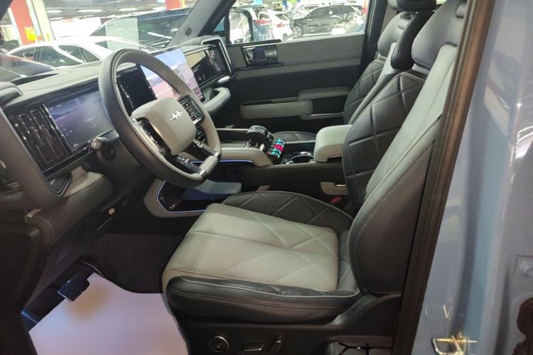 Used Formula Leopard 5 2023 Navigator Edition Left Front Seat