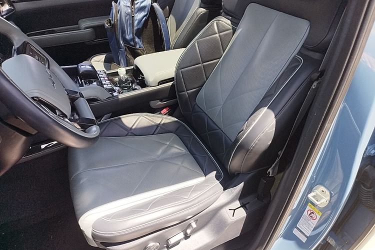 Used Formula Leopard 5 2023 Navigator Edition Left Front Seat