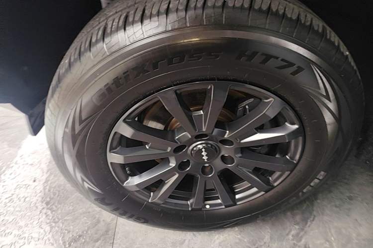 Used Formula Leopard 5 2023 Navigator Edition Left Front Wheel Hub