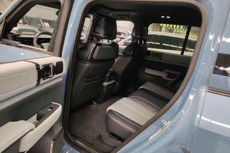 Used Formula Leopard 5 2023 Navigator Edition Left Rear Seat