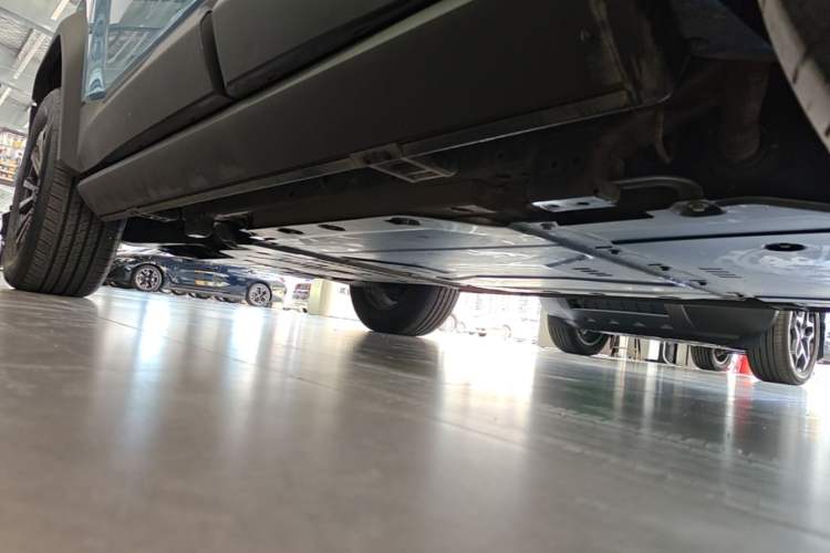 Used Formula Leopard 5 2023 Navigator Edition Left Side Sill